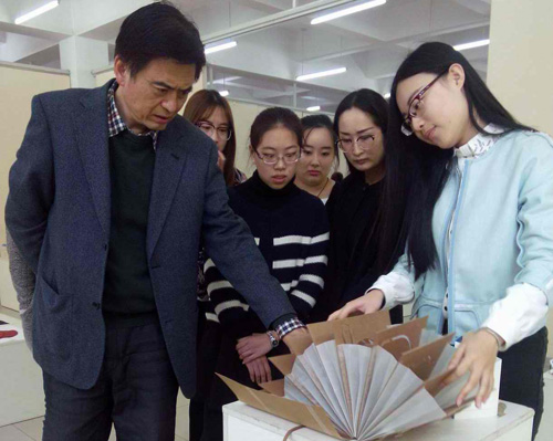 “书为嫇”—太阳集团tcy8722 2012级美术教育专业三年太阳集团tcy8722级设计与制作课程汇报展开幕