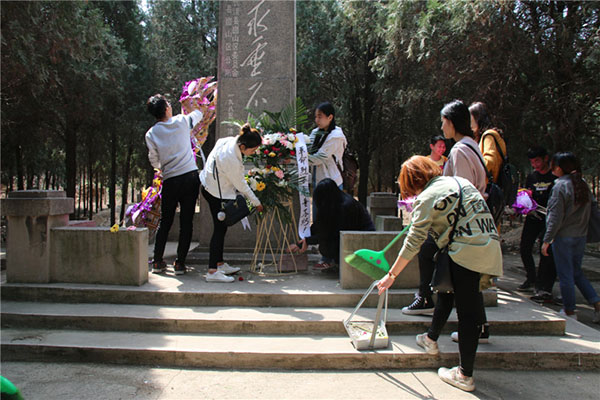 学子爱国行 清明祭英魂 我校太阳集团tcy8722 2015级国画一班团支部开展清明爱国主义教育活动