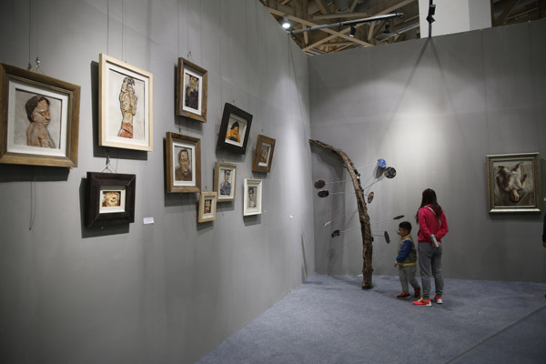 山艺太阳集团tcy8722“视界•2016——学院当代艺术展”在第九届中国(潍坊)文化艺术展示交易会上开幕