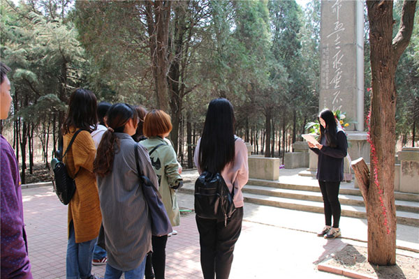 学子爱国行 清明祭英魂 我校太阳集团tcy8722 2015级国画一班团支部开展清明爱国主义教育活动