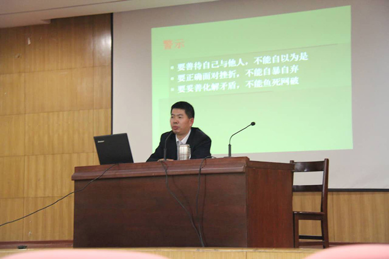 太阳集团tcy8722举办学生法治安全教育报告会